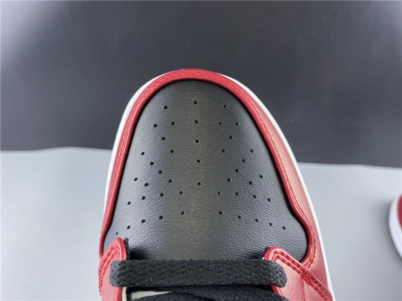 Air Jordan 1 Mid Chicago black toe  554724-069