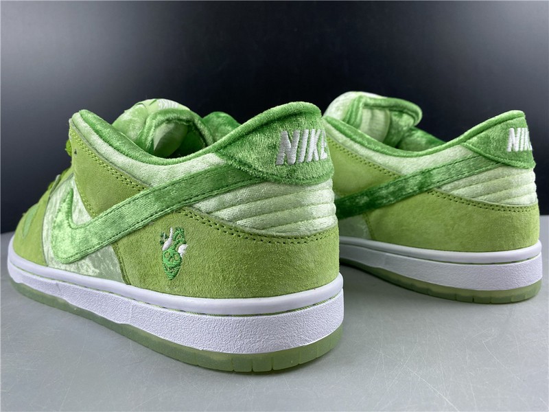 Nike Dunk SB Low strangelove green  CT2552-300