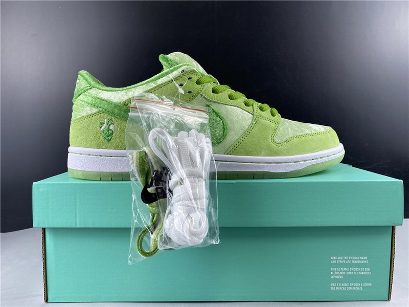 Nike Dunk SB Low strangelove green  CT2552-300