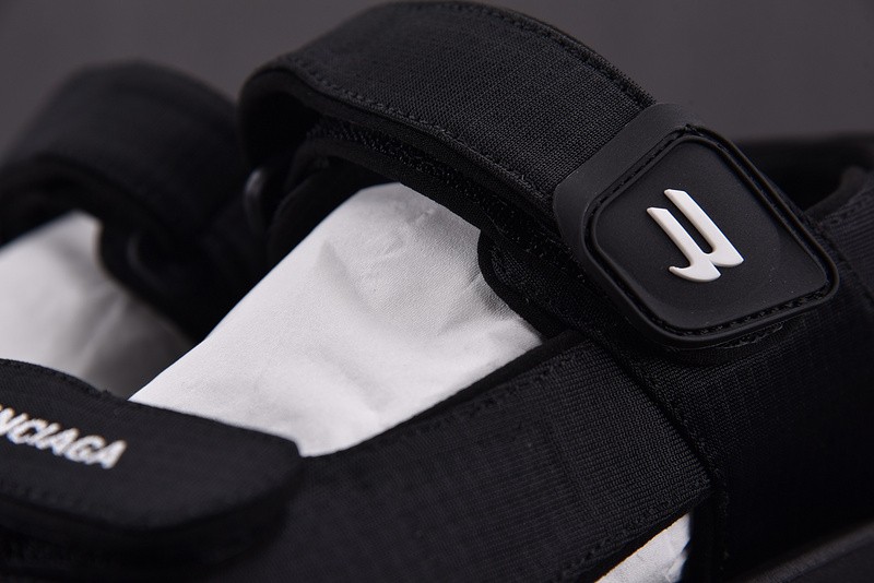 Balenciag* Sandal 25