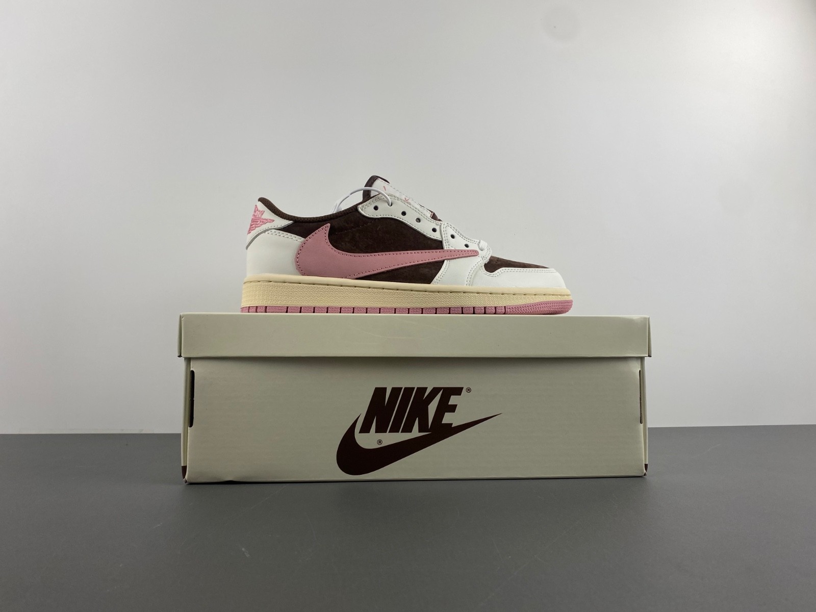 Travis Scott x Wmns Air Jordan 1 Low OG 