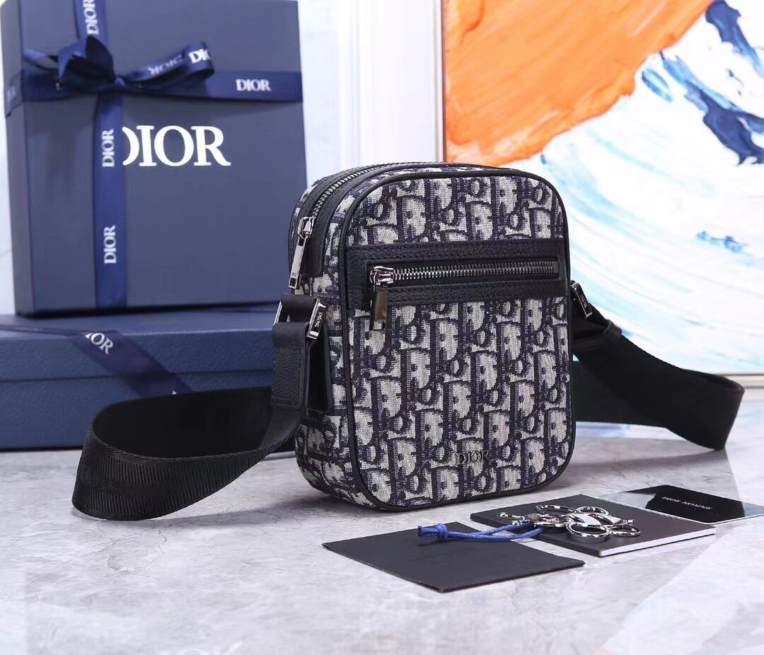 Di*r BAG
