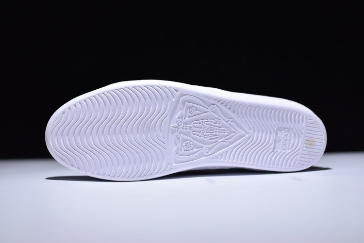 G*u*i Ace Embroidered Low-Top Sneaker with ladybird