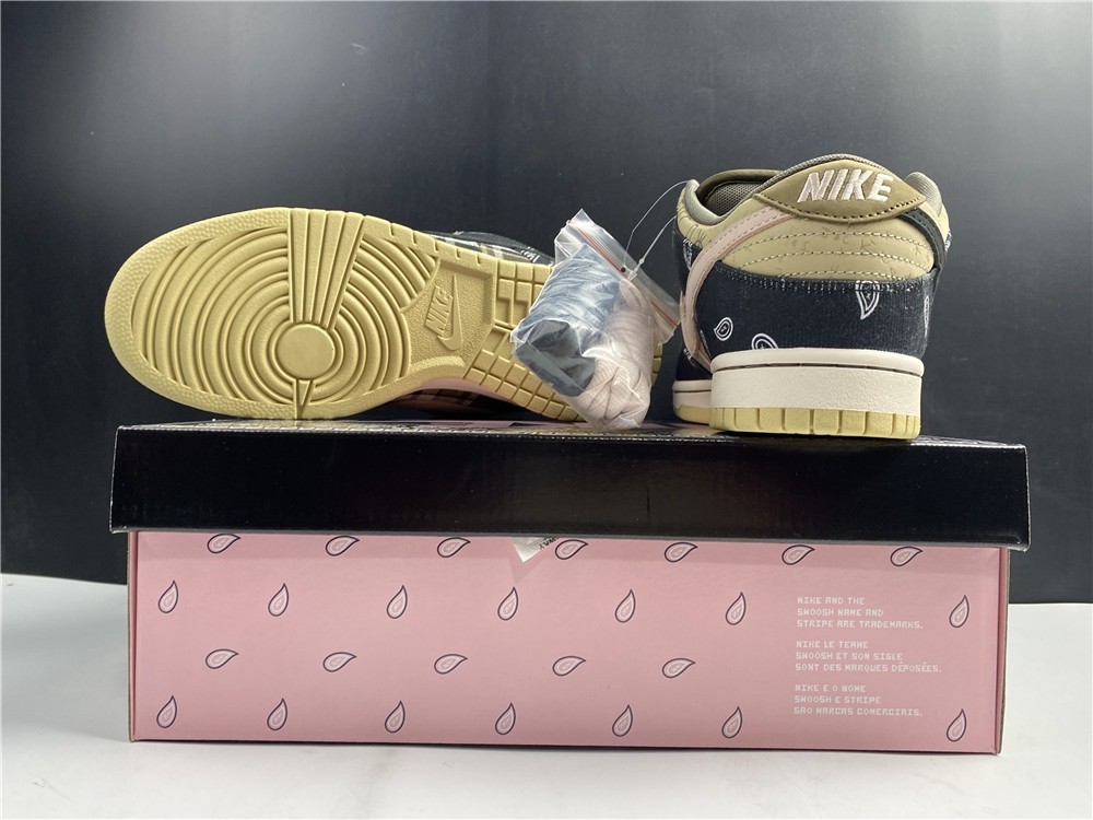 Travis Scott x Nike SB Dunk Low  CT5053-001