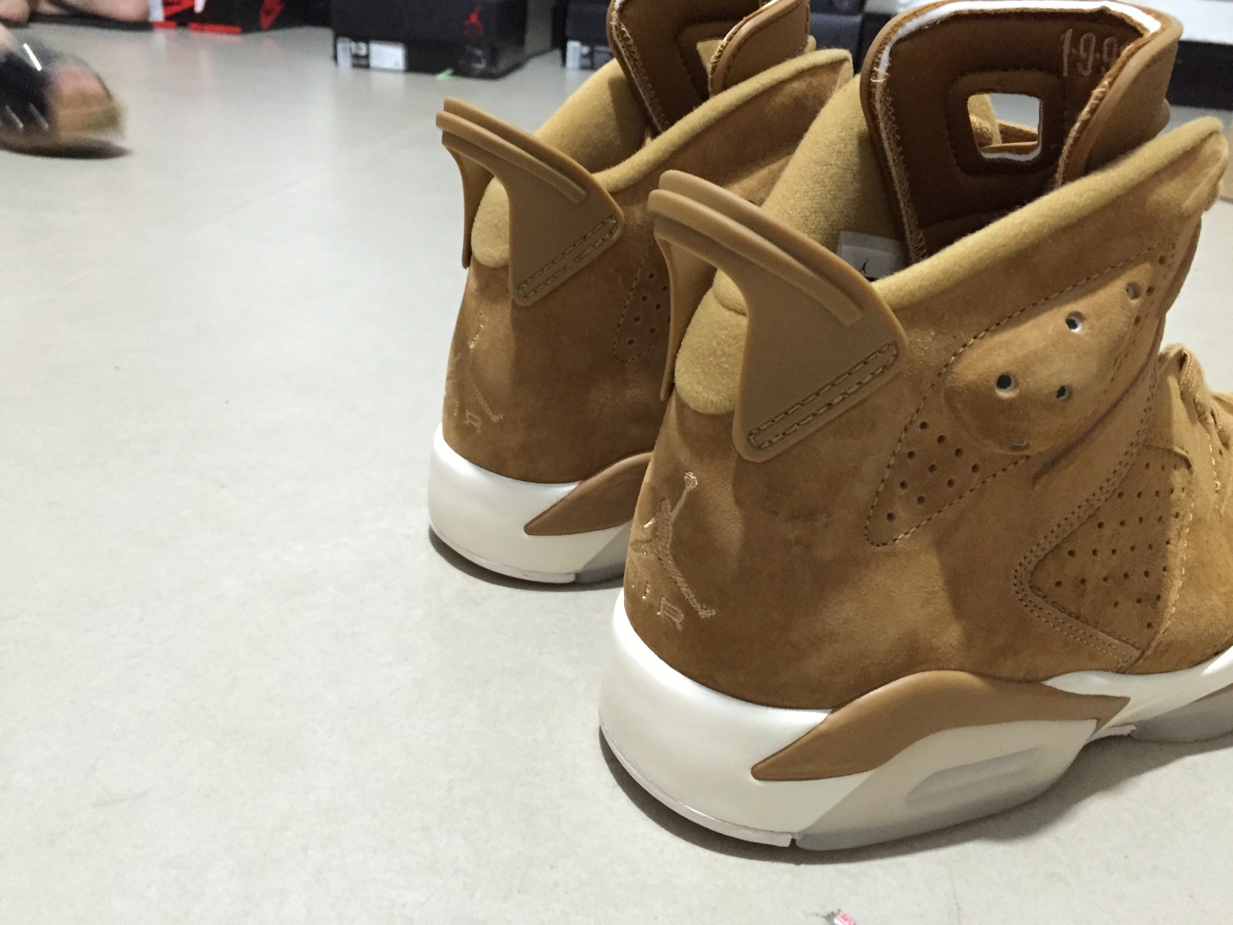AIR JORDAN 6 RETRO "GOLDEN HARVEST" 384664-705