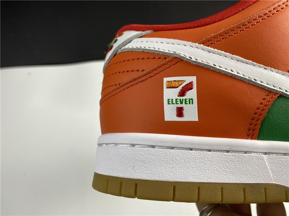 NIKE SB DUNK LOW 7-ELEVEN x CZ5130-600