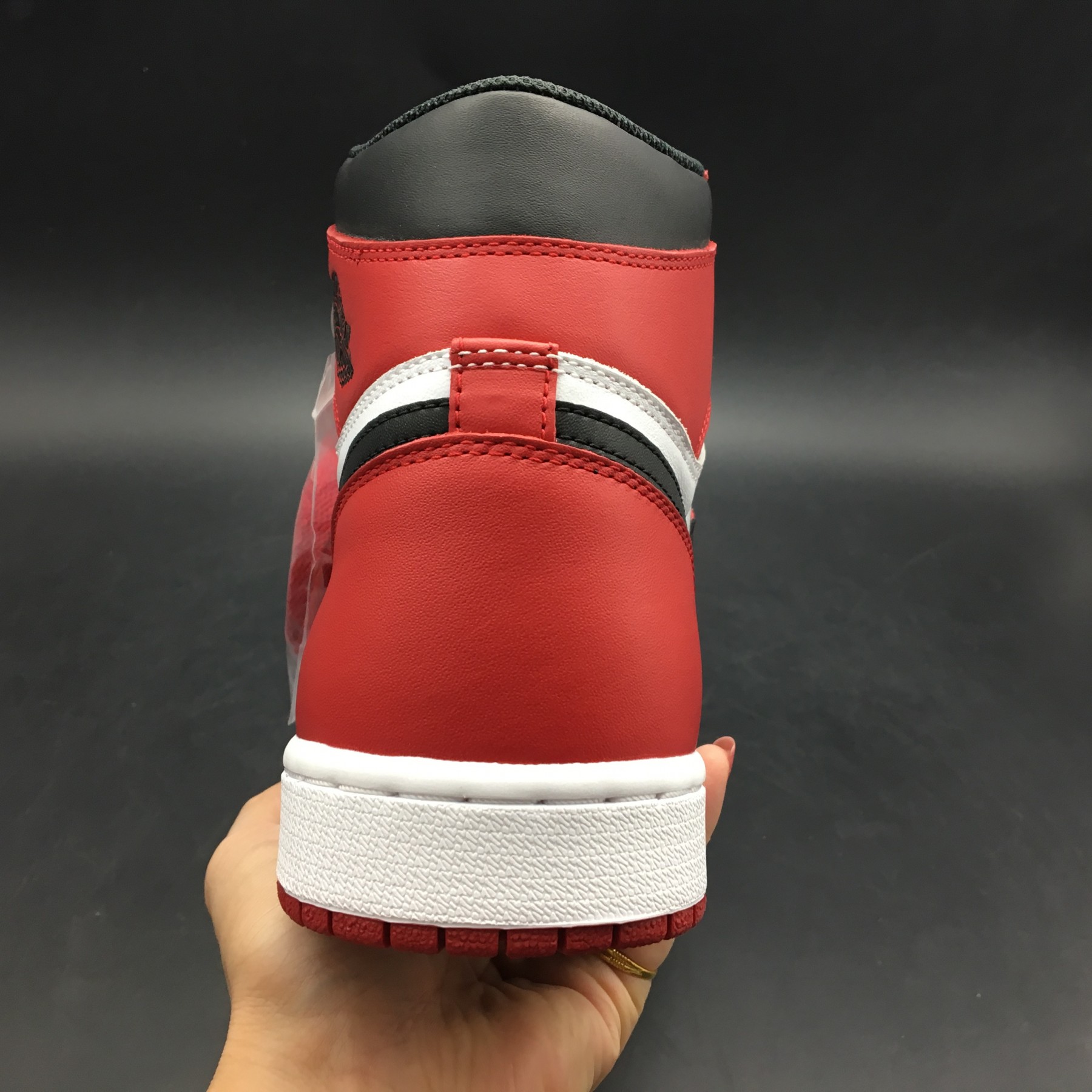 Air Jordan 1 Retro High OG Chicago Red 555088-101