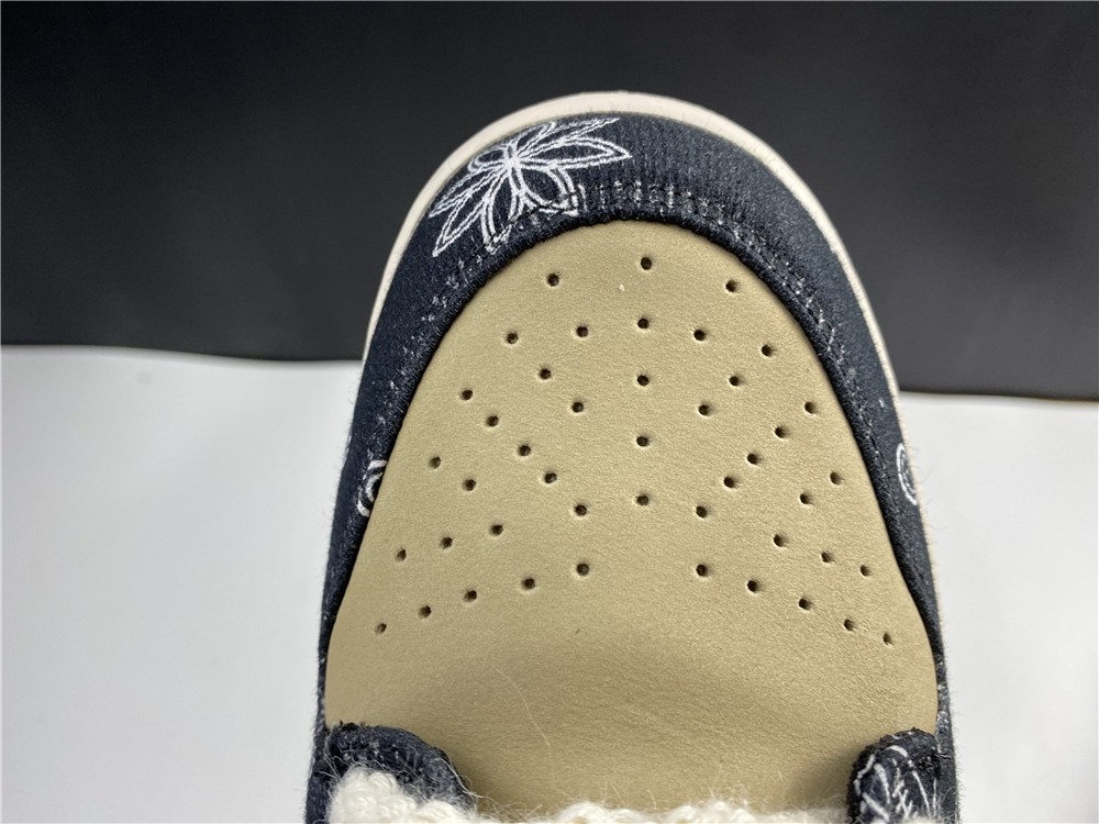 Travis Scott x Nike SB Dunk Low  CT5053-001