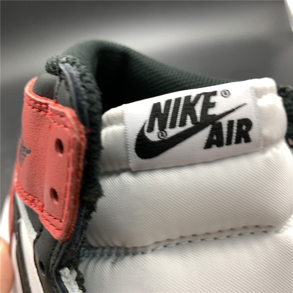 AIR JORDAN 1 High OG “Black Toe” white/ black-varsity red  555088-125