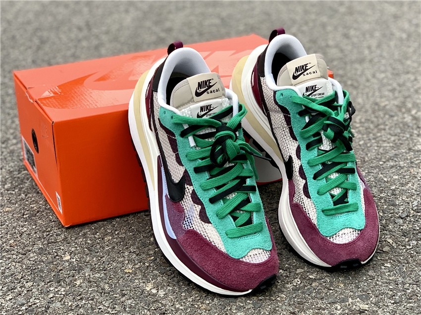 Nike Vaporwaffle sacai Villain Red Neptune Green DD3035-200