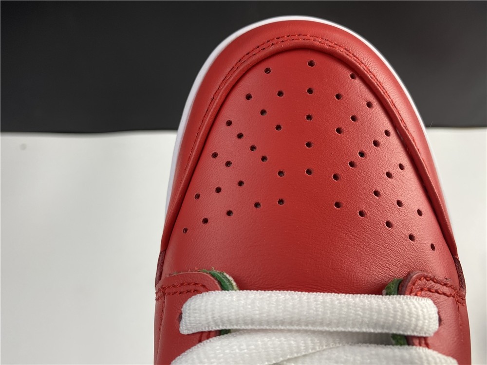 NIKE SB DUNK LOW 7-ELEVEN x CZ5130-600