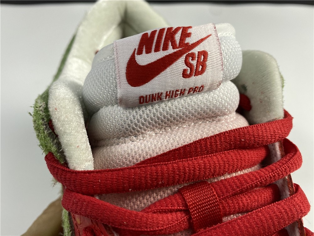 Dunk SB Nike SB Dunk Low “Strawberry Cough" CW7093-601