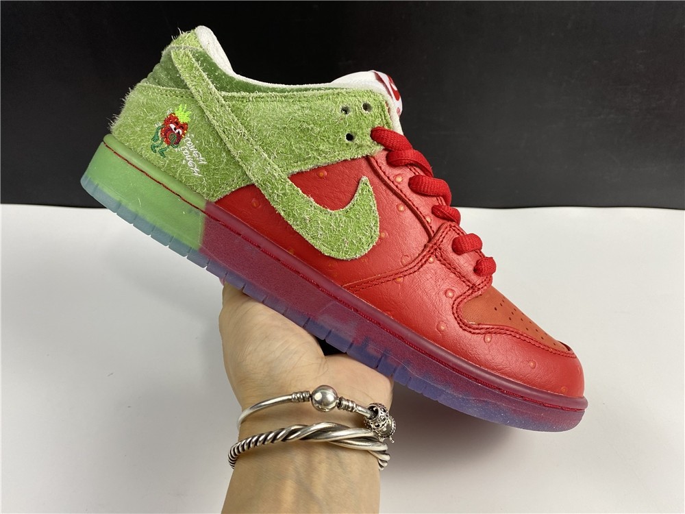 Dunk SB Nike SB Dunk Low “Strawberry Cough" CW7093-601
