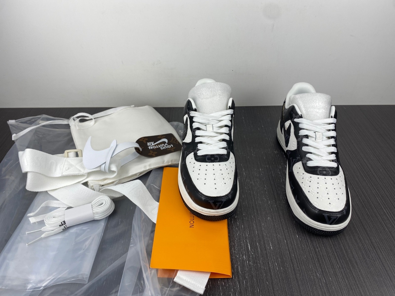 L-V x Nike Air Force 1  black and white. MS0232