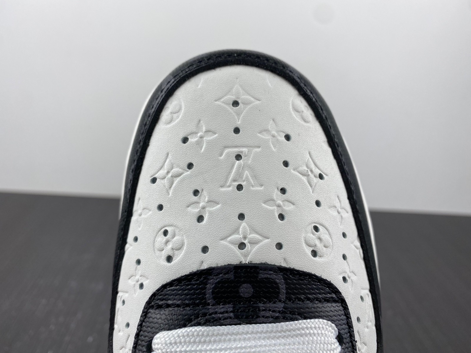 L-V x Nike Air Force 1  black and white. MS0232