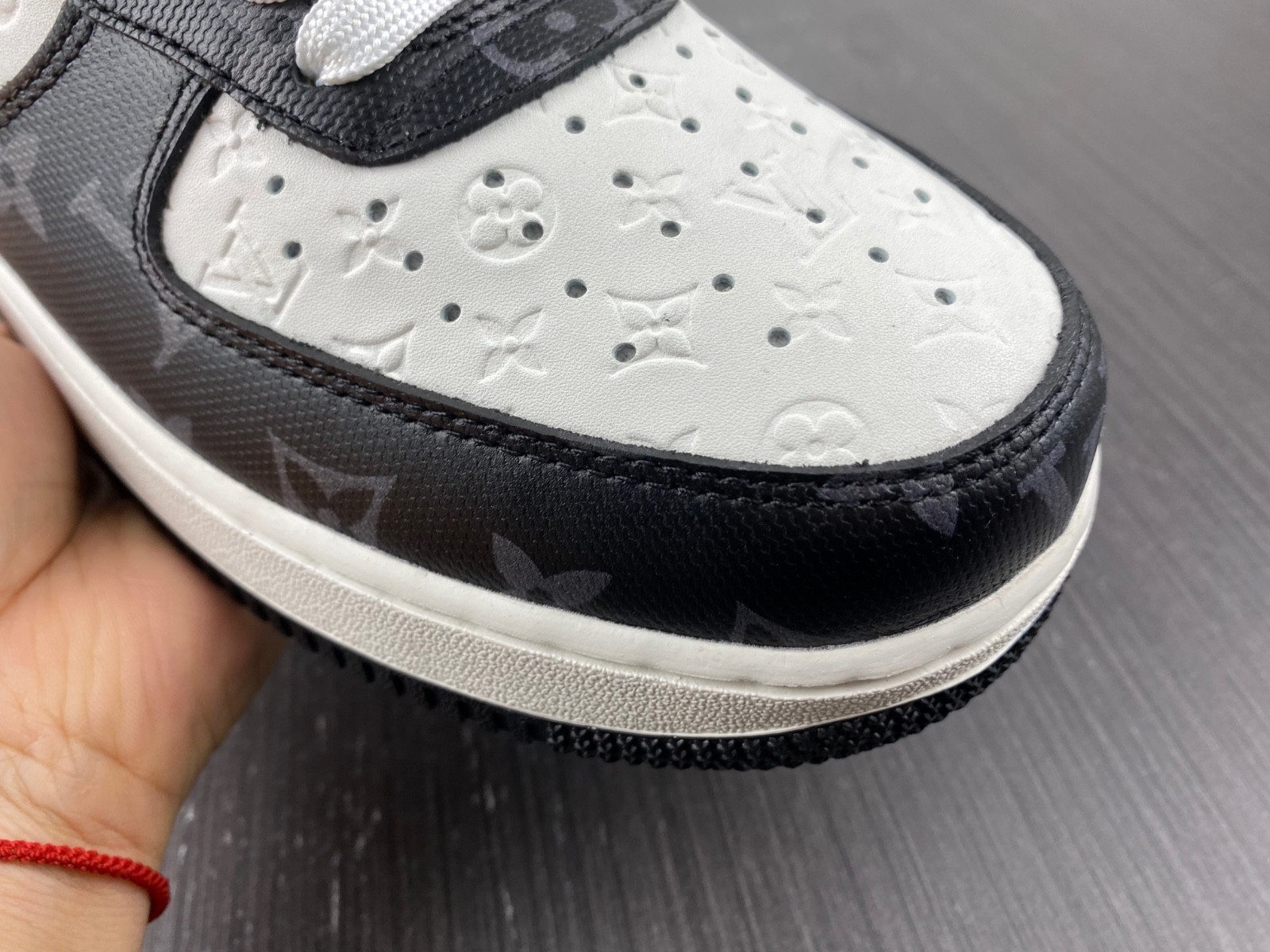 L-V x Nike Air Force 1  black and white. MS0232