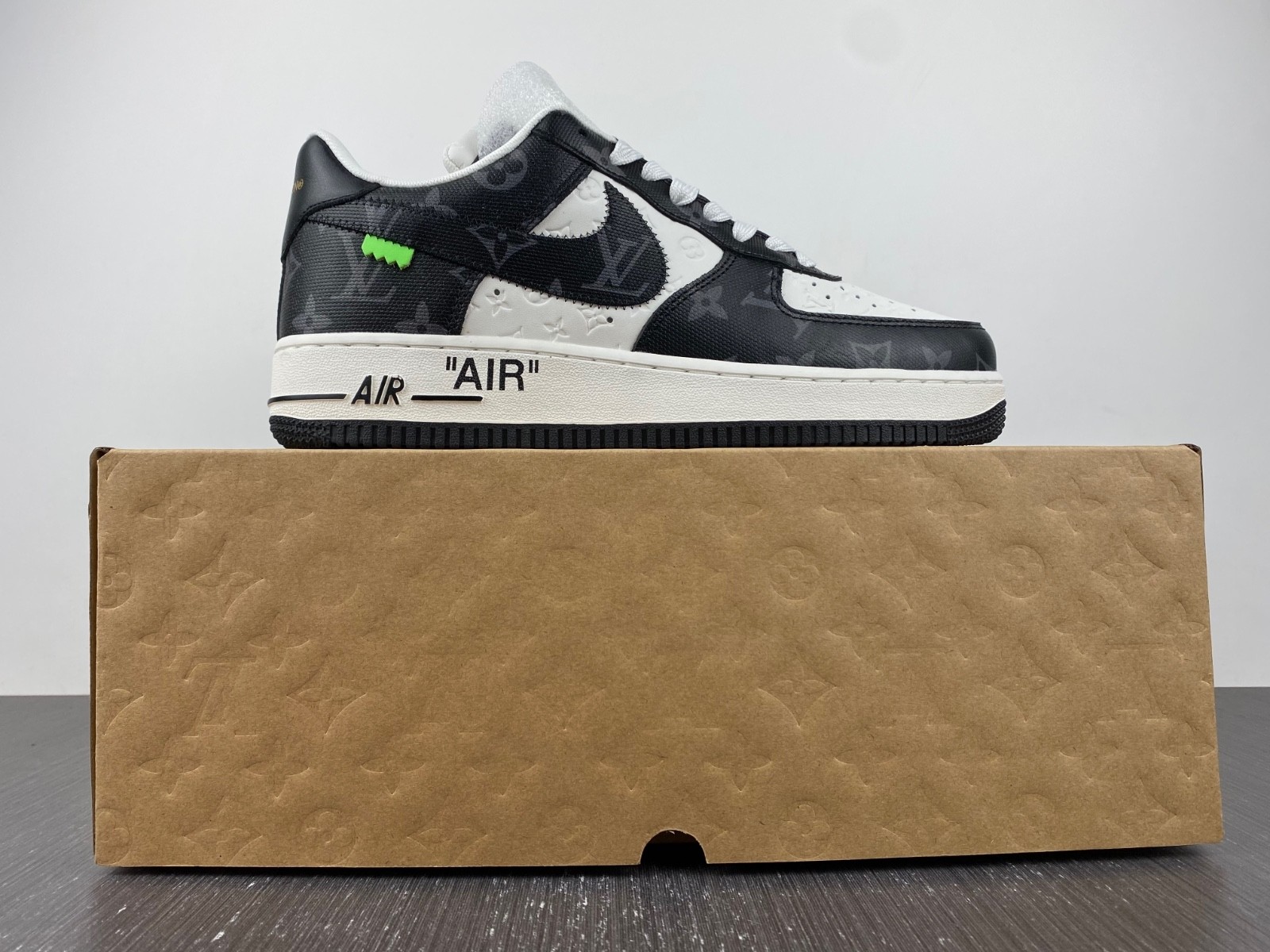 L-V x Nike Air Force 1  black and white. MS0232