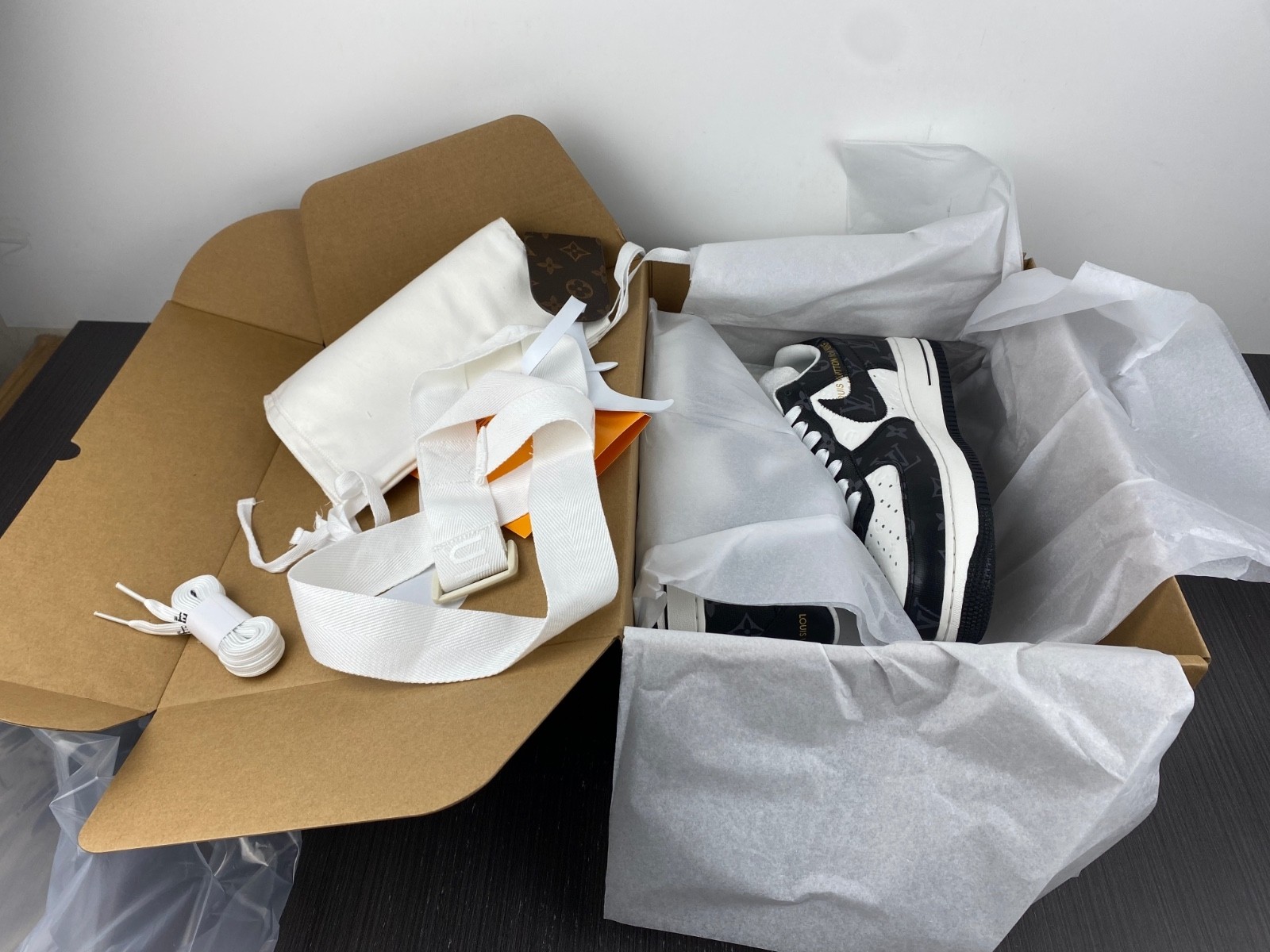 L-V x Nike Air Force 1  black and white. MS0232