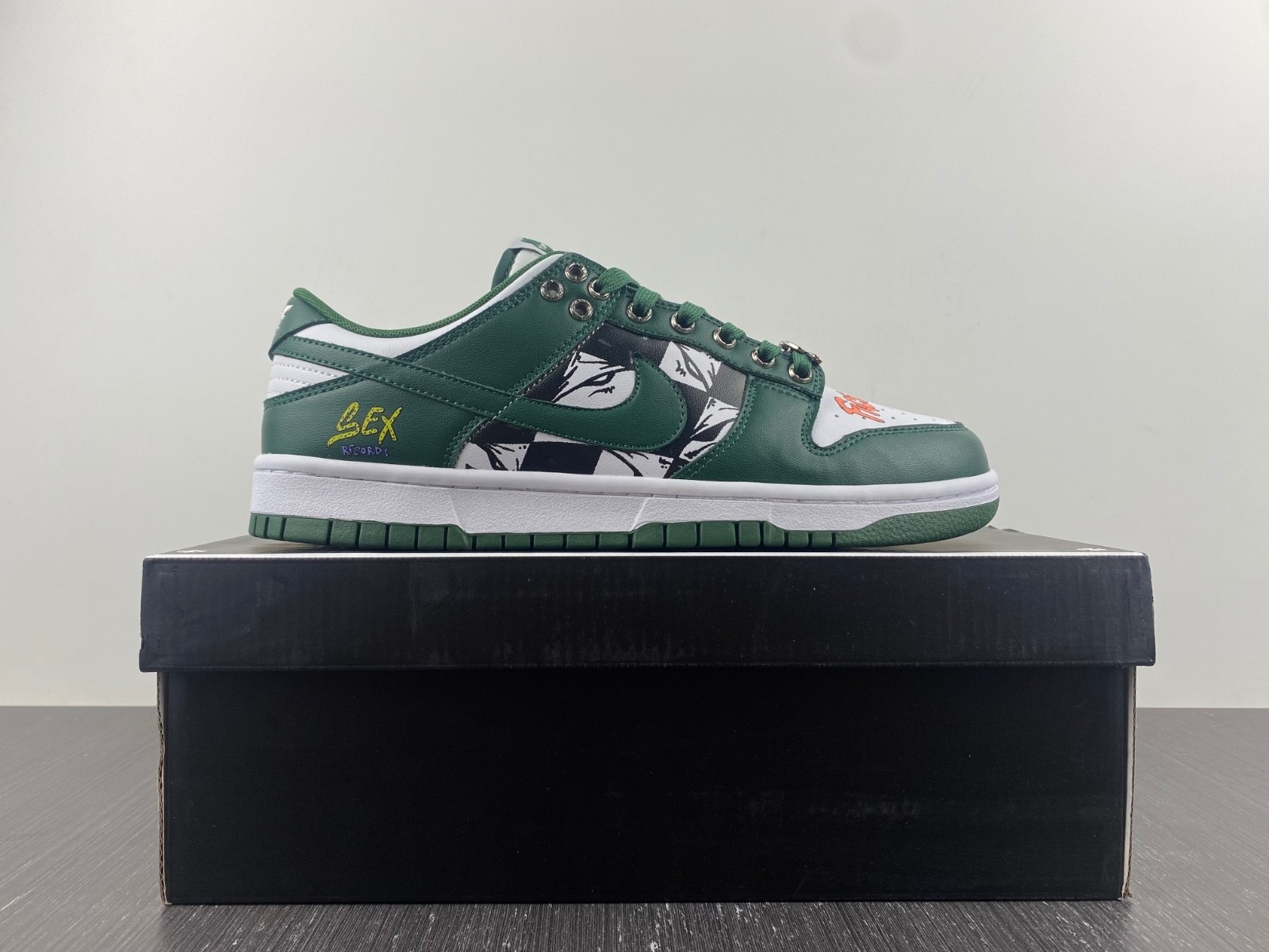 NIKE DUNK LOW Ch**me He**ts Matty Boy Sex records DD1391-101