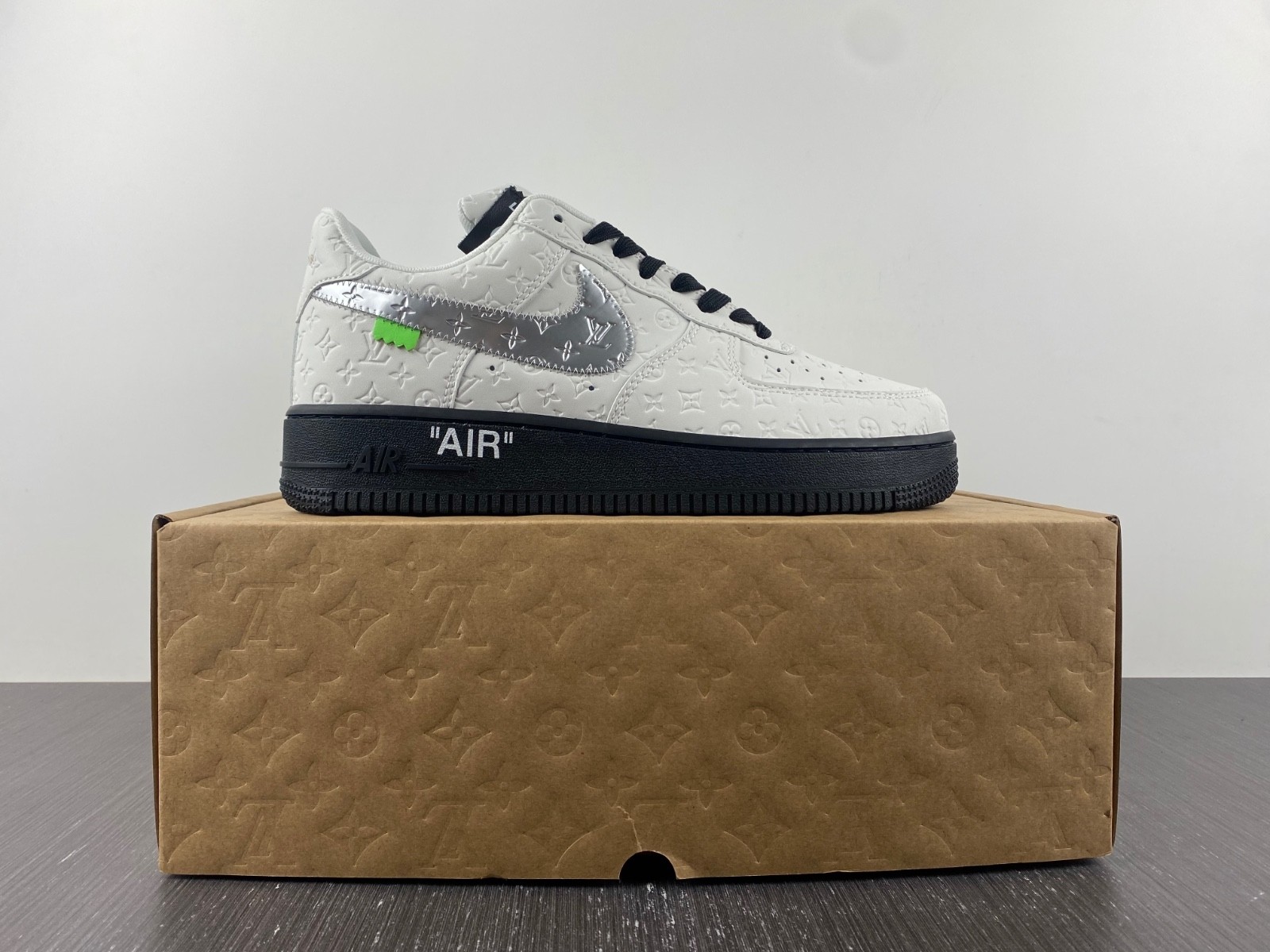 NIKE LOW AIR FORCE 1 X WHITE White / Black MS0232