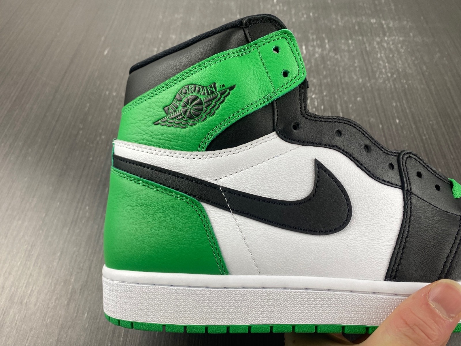 Air Jordan 1 Retro High OG "Celtics" DZ5485-031