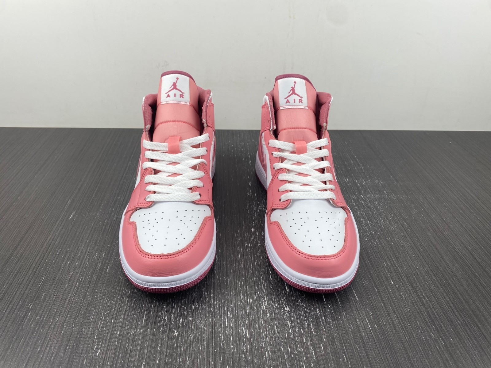 Air Jordan 1 Mid Valentine