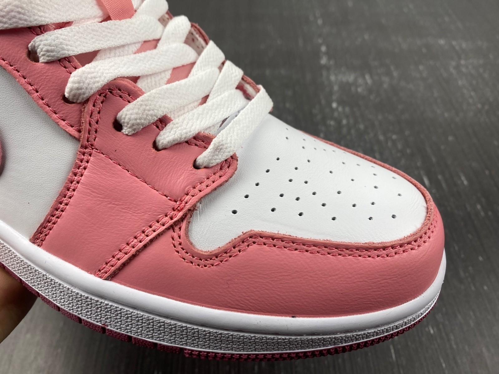 Air Jordan 1 Mid Valentine