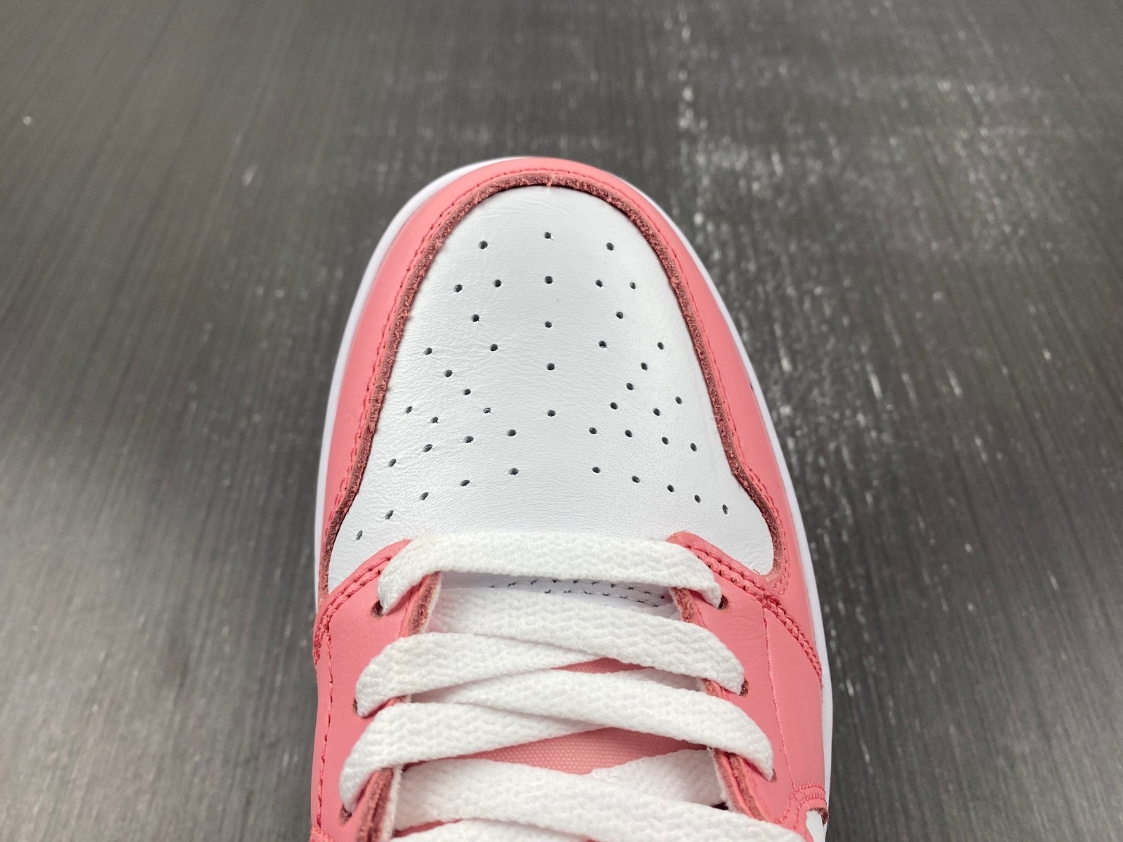 Air Jordan 1 Mid Valentine