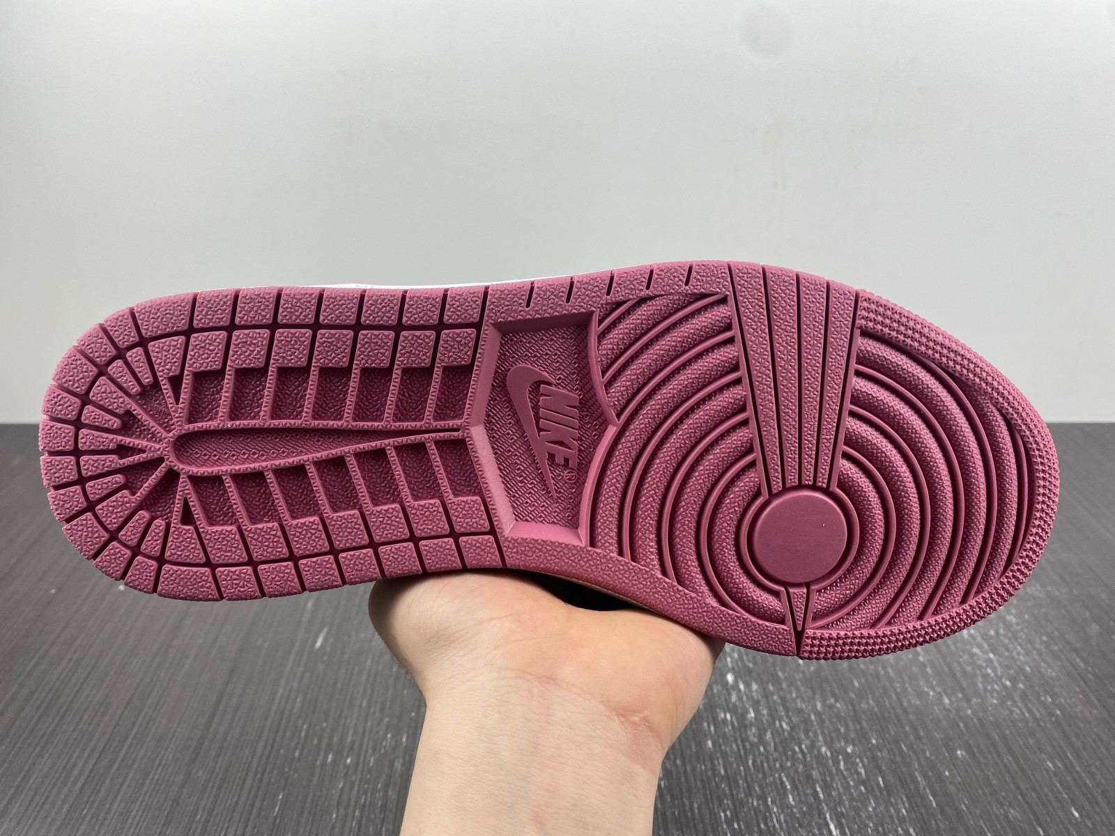 Air Jordan 1 Mid Valentine