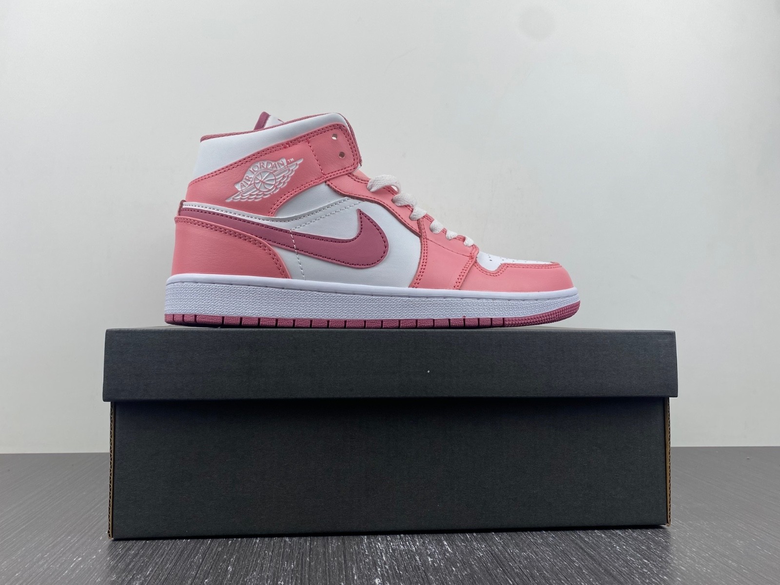 Air Jordan 1 Mid Valentine