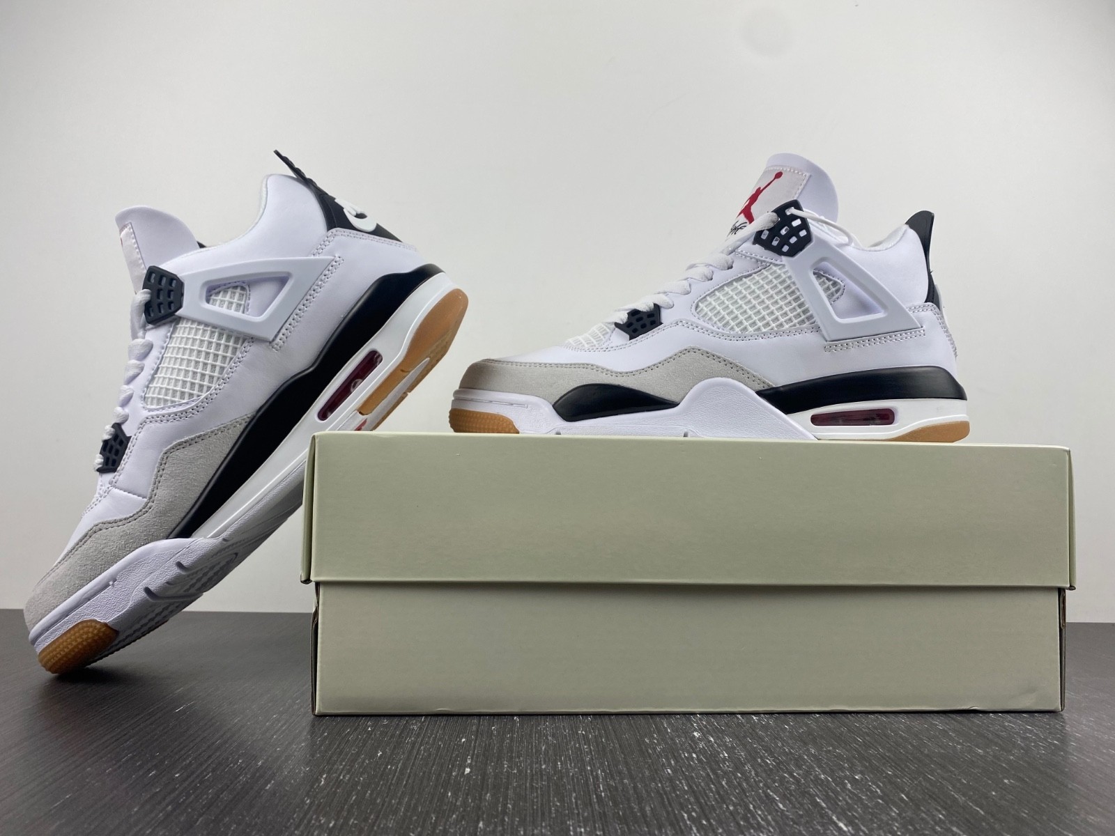 Nike_SB_x_Air_Jordan_4 DR5415-100