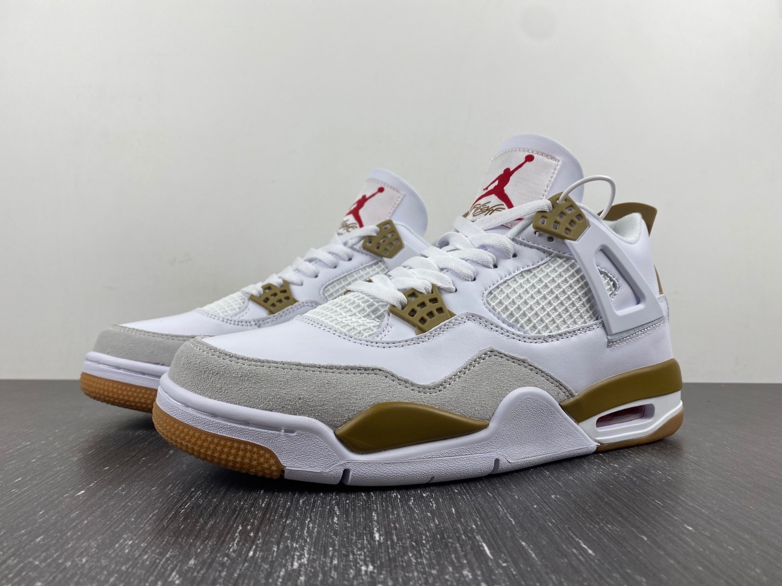 Nike_SB_x_Air_Jordan_4 DR5415-120