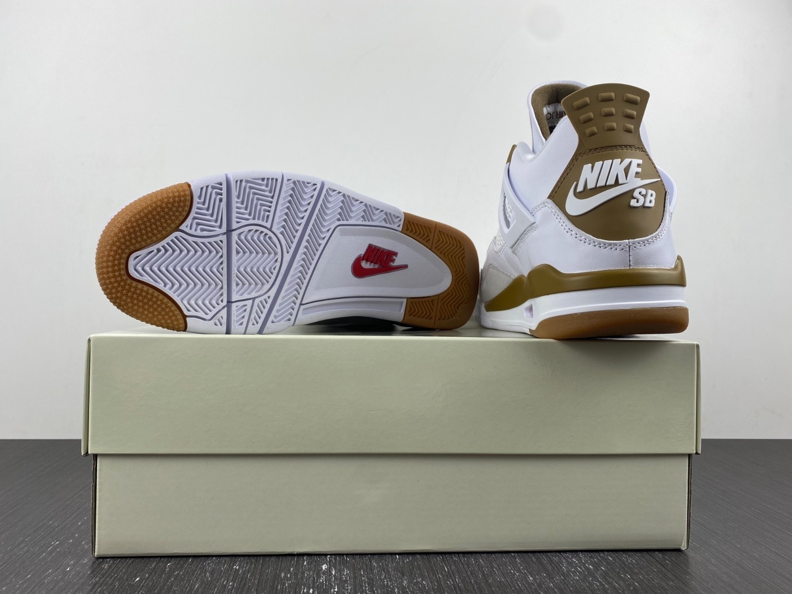 Nike_SB_x_Air_Jordan_4 DR5415-120