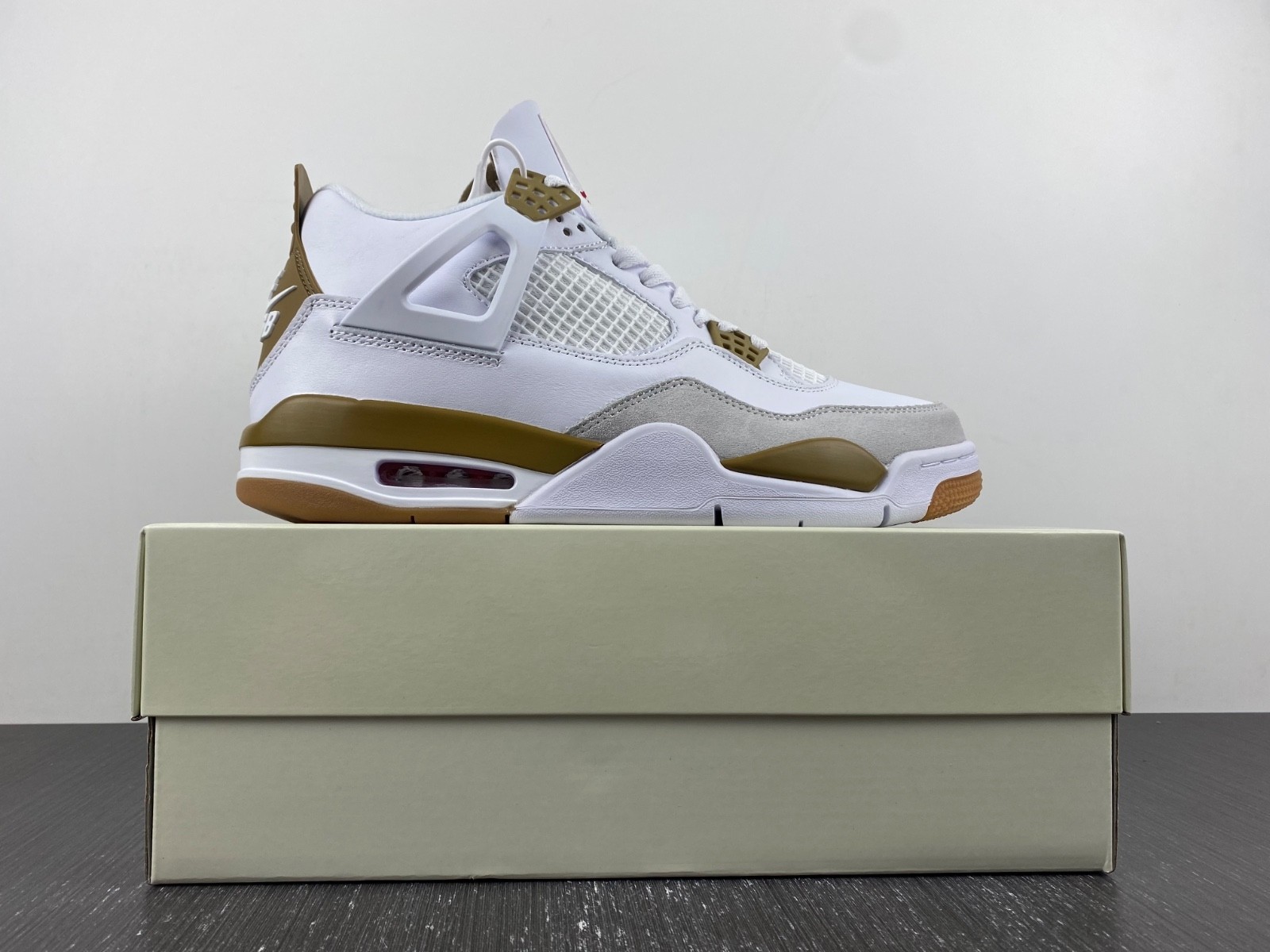 Nike_SB_x_Air_Jordan_4 DR5415-120