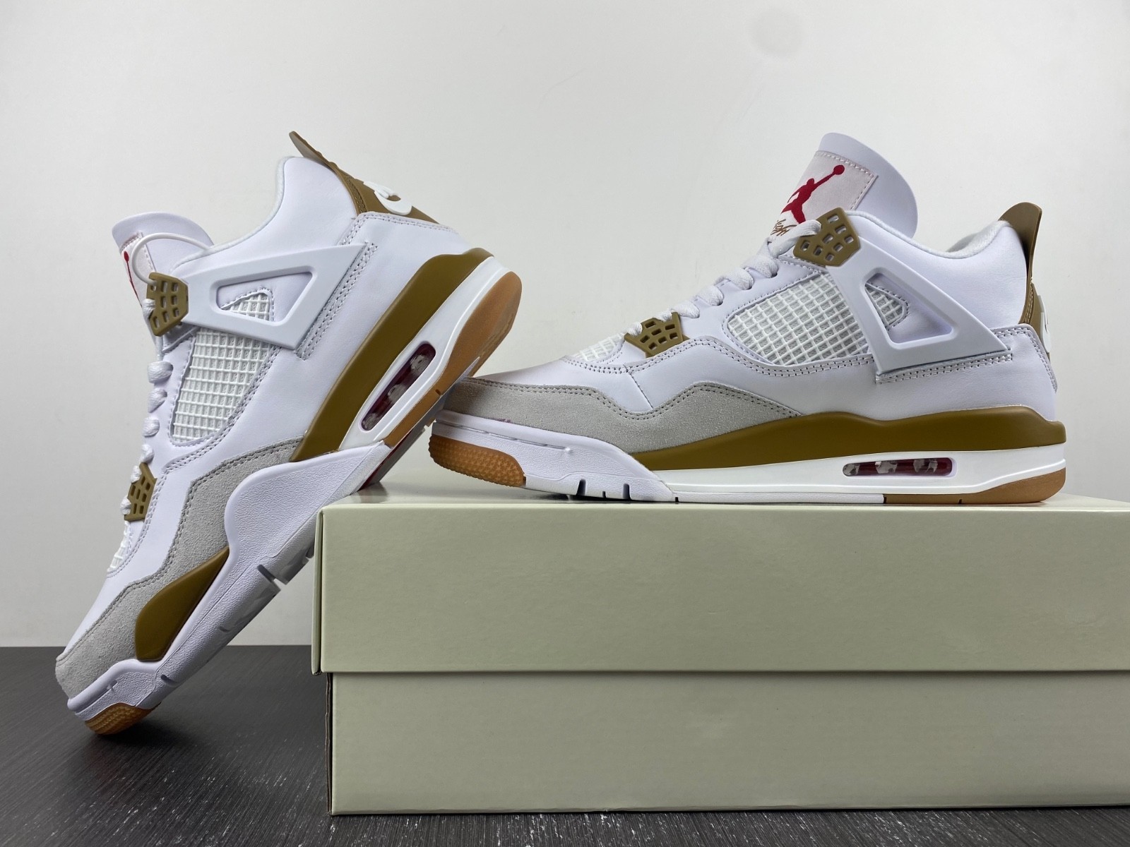 Nike_SB_x_Air_Jordan_4 DR5415-120