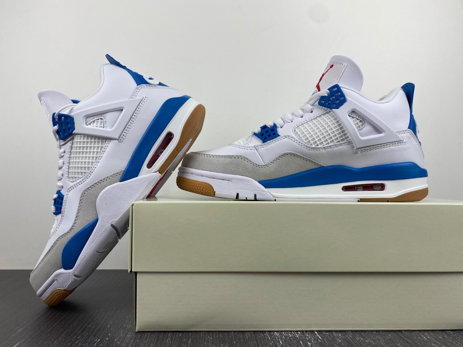 Nike_SB_x_Air_Jordan_4 DR5415-104