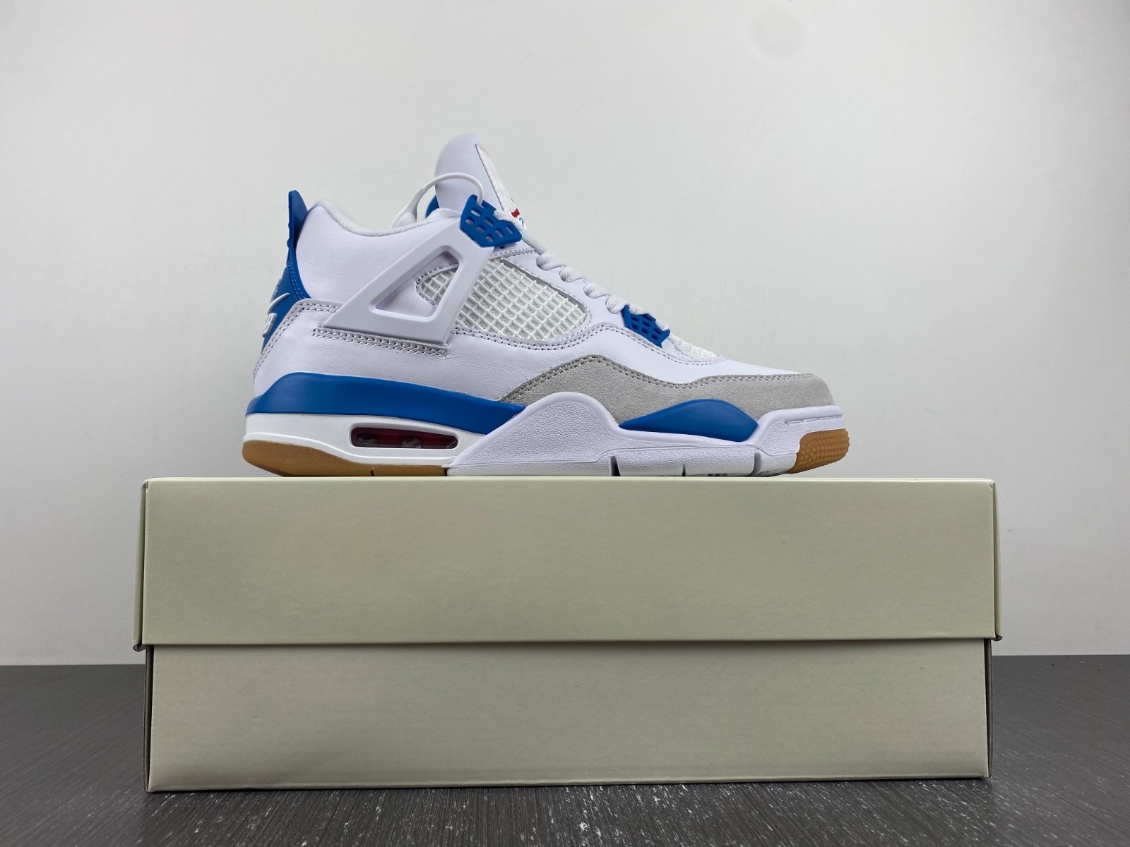 Nike_SB_x_Air_Jordan_4 DR5415-104