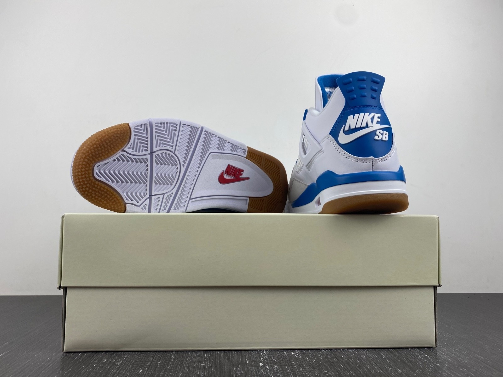 Nike_SB_x_Air_Jordan_4 DR5415-104