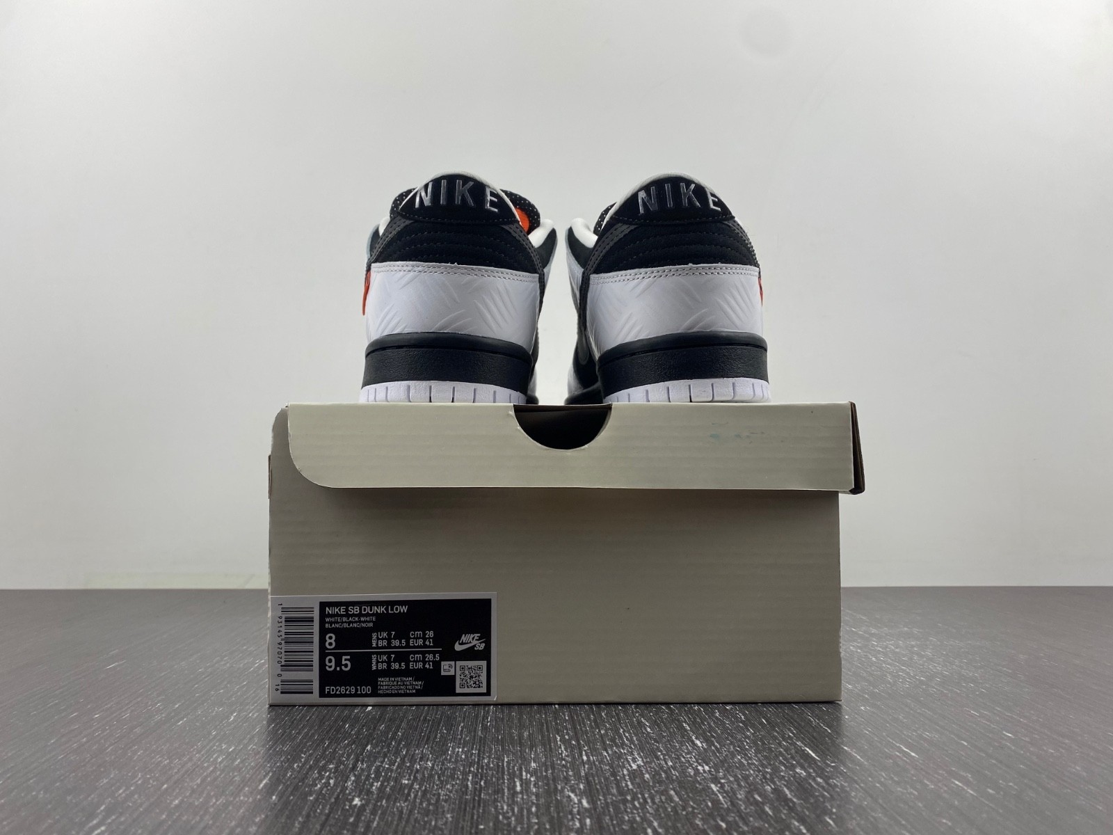 Nike SB Dunk Low TIGHTBOOTH FD2629-100