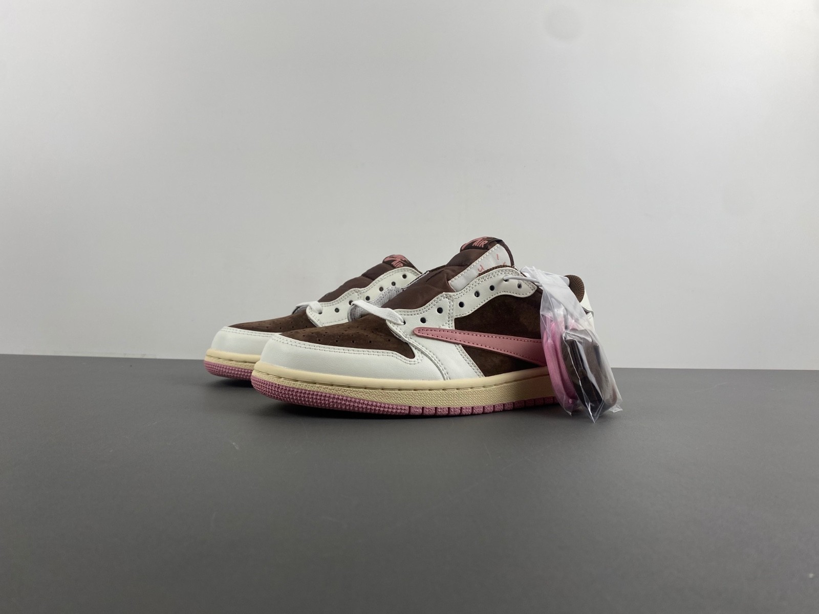 Travis Scott x Wmns Air Jordan 1 Low OG 'Olive' DZ4137-107