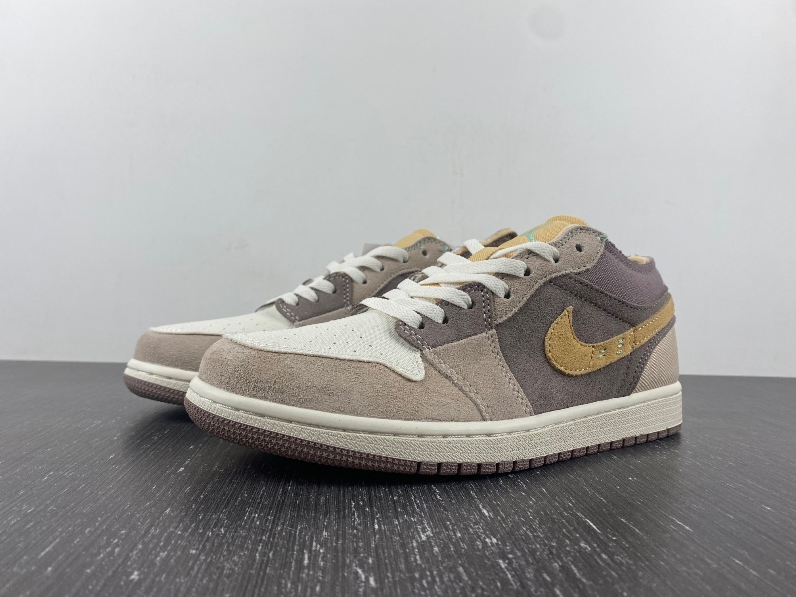 Air Jordan 1 Low SE Craft Taupe Haze - DN1635-200