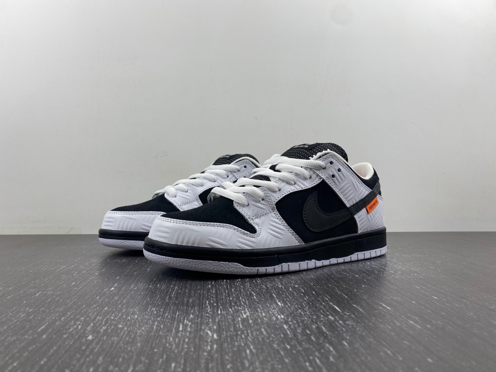Nike SB Dunk Low TIGHTBOOTH FD2629-100